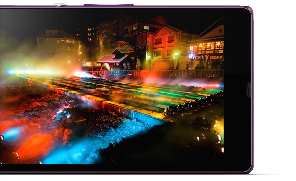 The intelligent screen on the Xperia Z smartphone automatically makes images sharper and brighter.