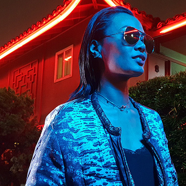 Click to learn how to shoot a neon portrait with Dual Aperture