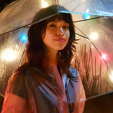Click to learn how to shoot a rainy day portrait with Dual Aperture