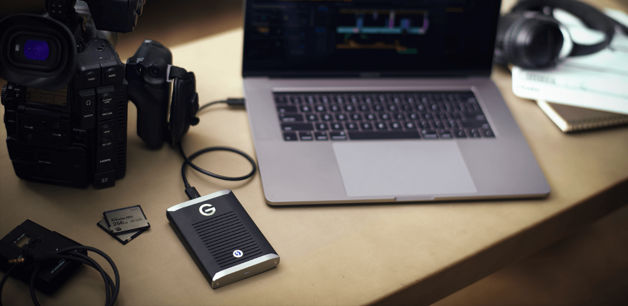 g-drive-mobile-pro-ssd-withMacBookPro-Desk-v3-LifestyleImage