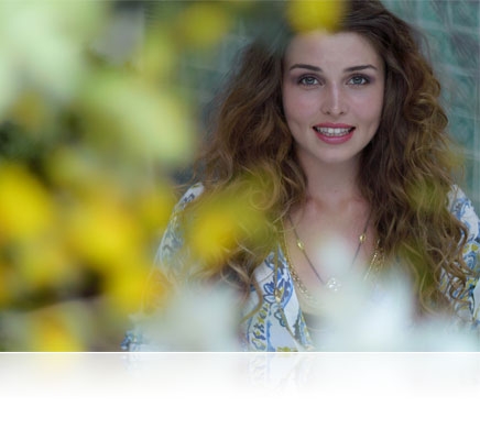 Nikon 1 V3 portrait of a woman framed by leaves on a tree