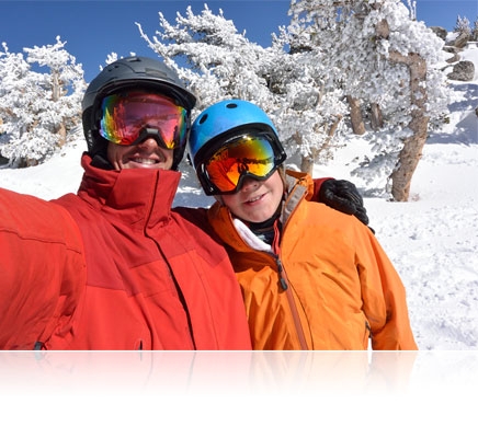 Photo of a couple in colorful parkas in the snow captured with the Nikon 1 AW1