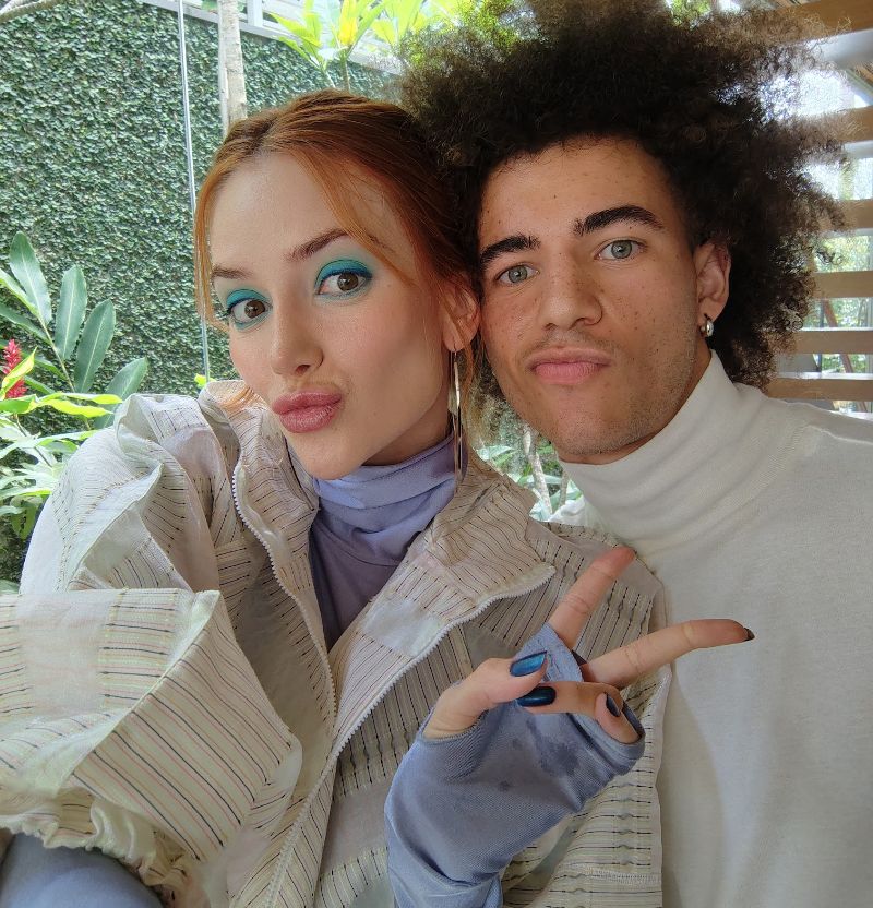 <b style="font-weight: 700;font-size: 36px;">Selfie ready, always</b>